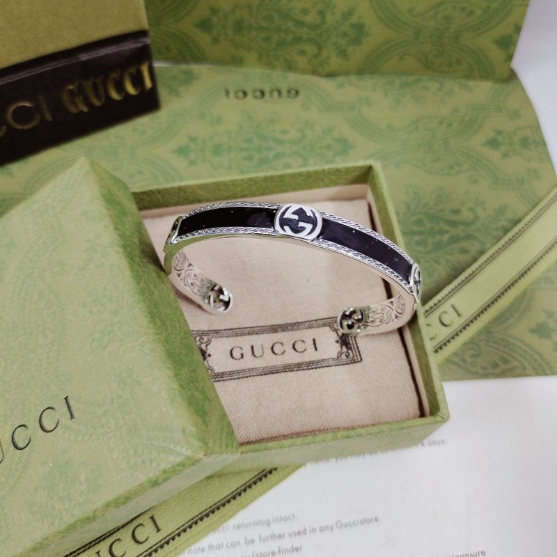 G*u*i bracelets